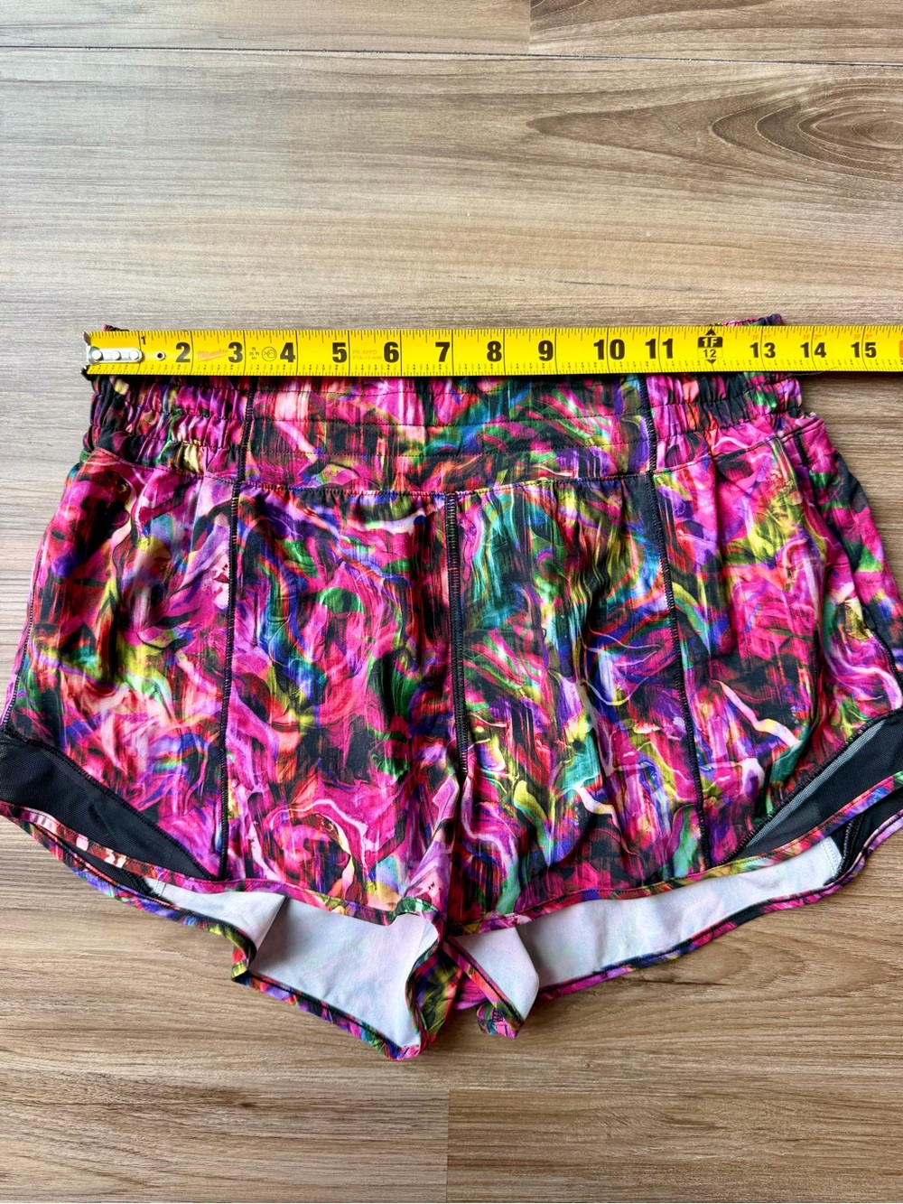 NWOT Lululemon Hotty Hot High-Rise Shorts 8 - Picture 5 of 8